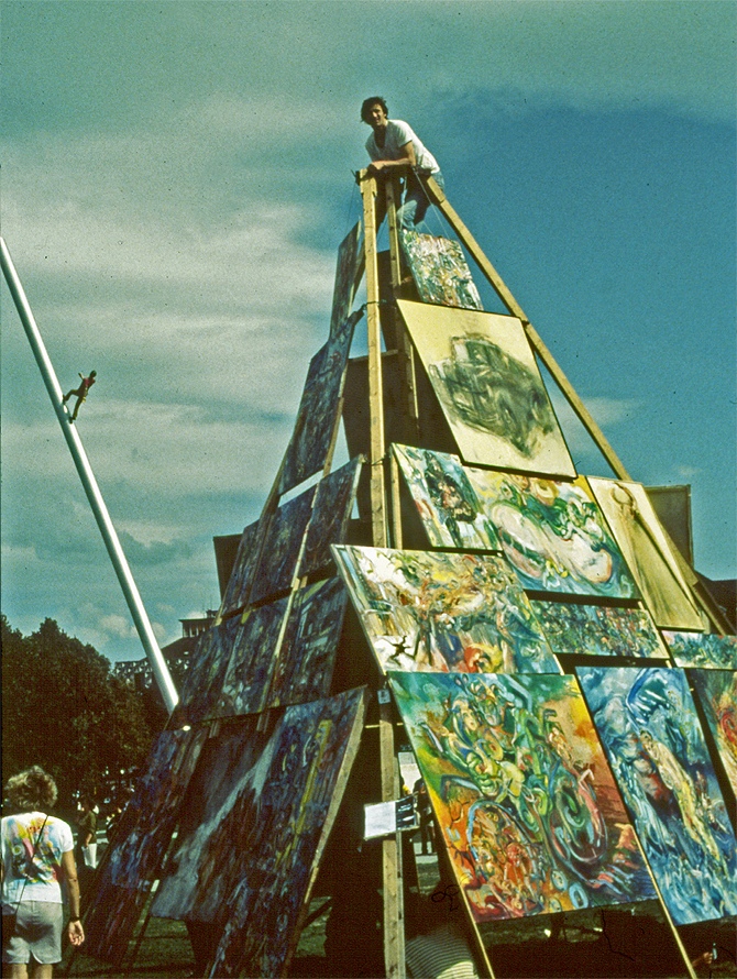 Bilderpyramide auf der Documenta 1993 errichtet